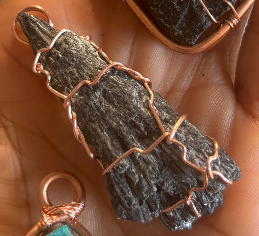 Kyanite pendant - The Kreative Unikorn LLC